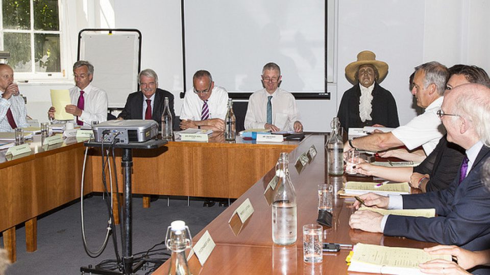 Jeremy Bentham na zasedání akademické rady v roce 2012