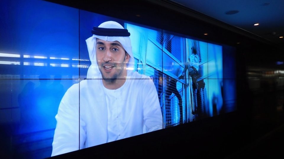 Velkoplošná obrazovka v přízemí mrakodrapu má zkrátit návštěvníkům čekání