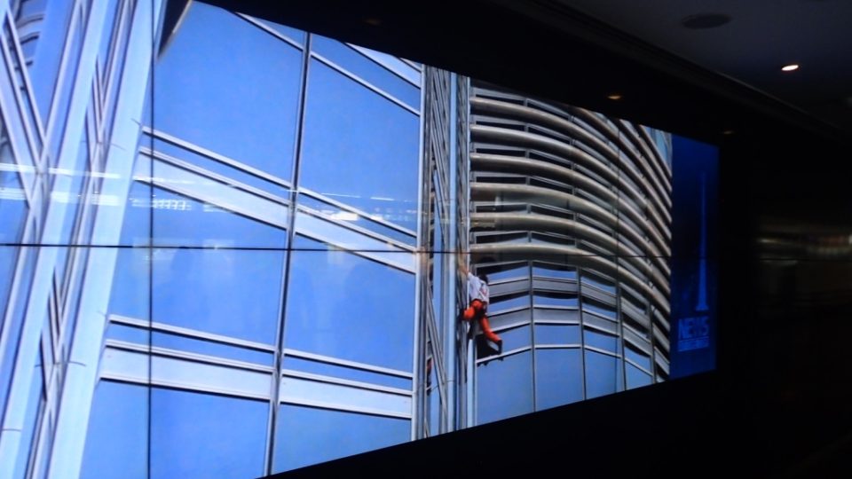Mytí oken na mrakodrapu Burdž Chalífa zabere tři měsíce. A může se začít nanovo