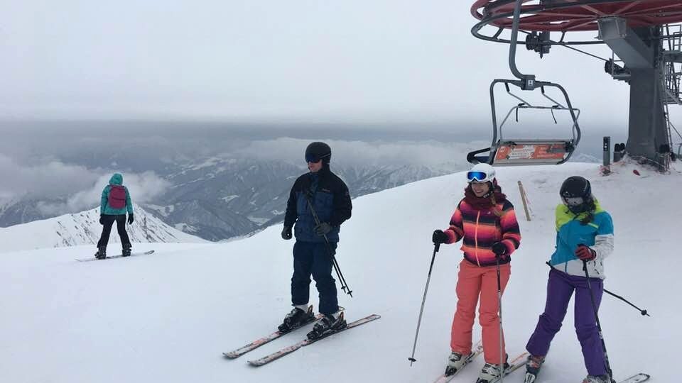 Až na vrchol hory vyveze lyžaře šestisedačková lanovka