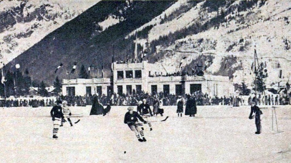 Francouzský hokejový tým při jednom z olympijských zápasů na hrách v Chamonix