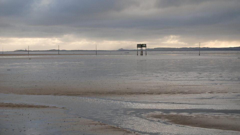 Hladina moře se přelila přes násep, z Lindisfarne je zase na pár hodin ostrov