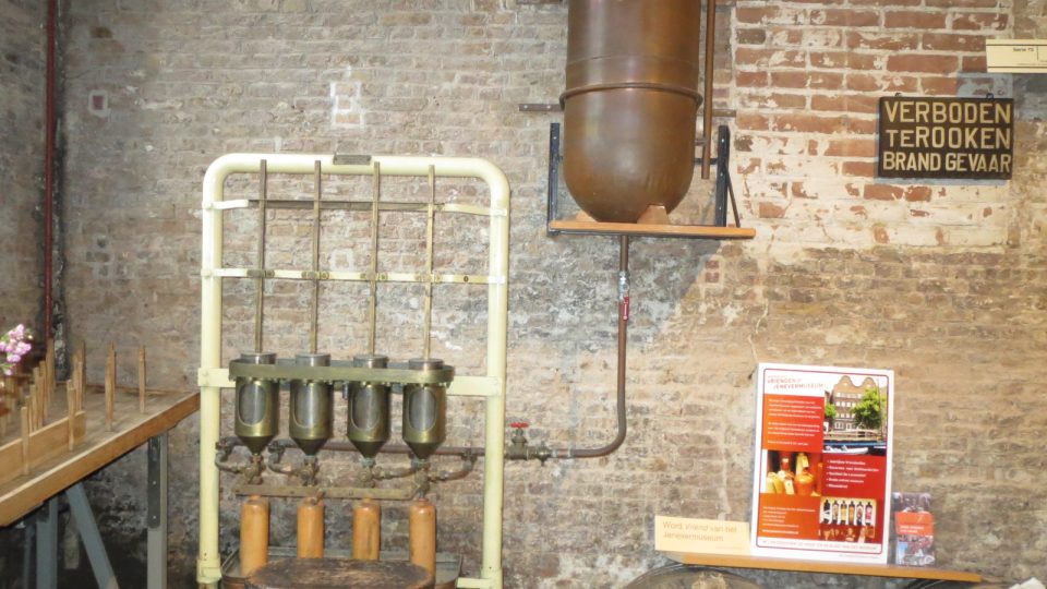 Historická plnička lahví v muzeu jeneveru