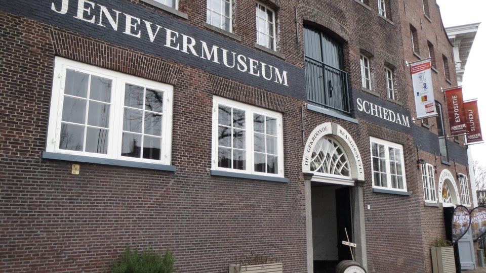 Schiedamské muzeum jeneveru sídlí v cihlové budově bývalé palírny