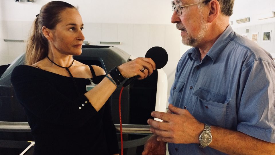 Lucie Výborná při natáčení rozhovoru ve výcvikovém středisku Czech Aviation Training Center