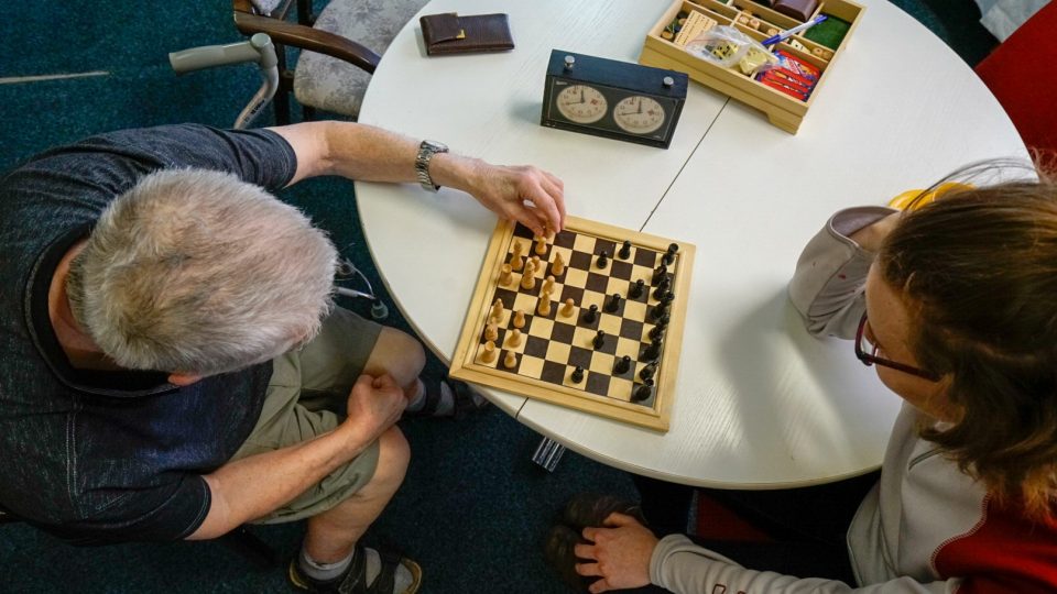 Tomáš s Alžbětou, vnoučetem na přání, hrají šachy