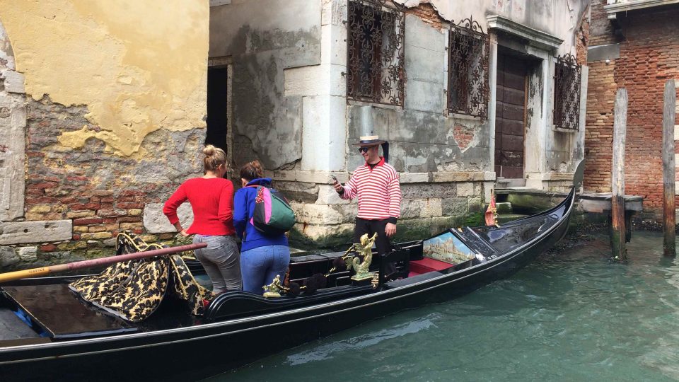 Jízda gondolou patří mezi největší turistické atrakce Benátek
