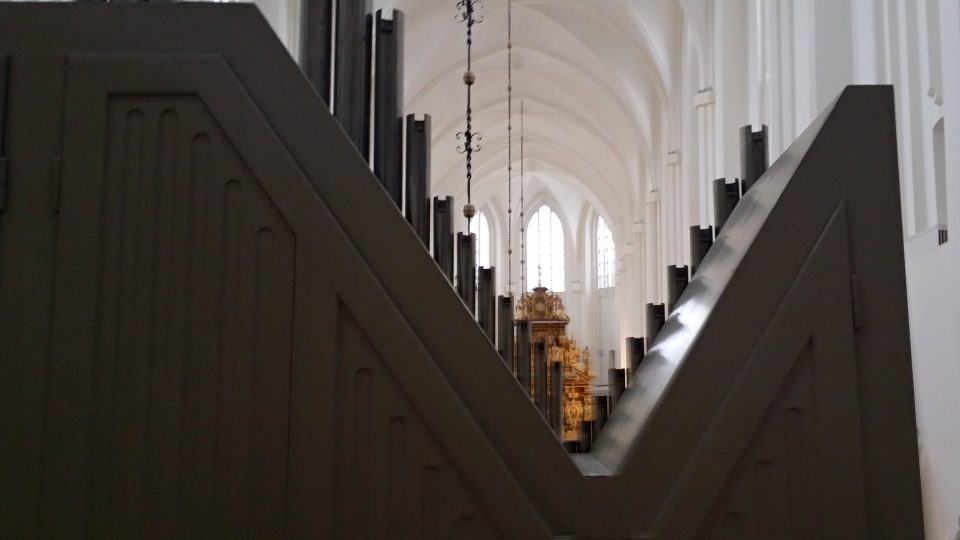 Pohled do kostela sv. Petra v Malmö zpoza varhan, které brzy budou největší ve Skandinávii