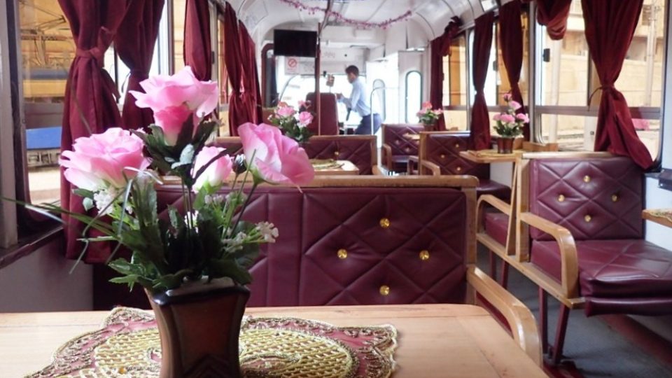 Interiér tramvaje působí na první pohled luxusním dojmem