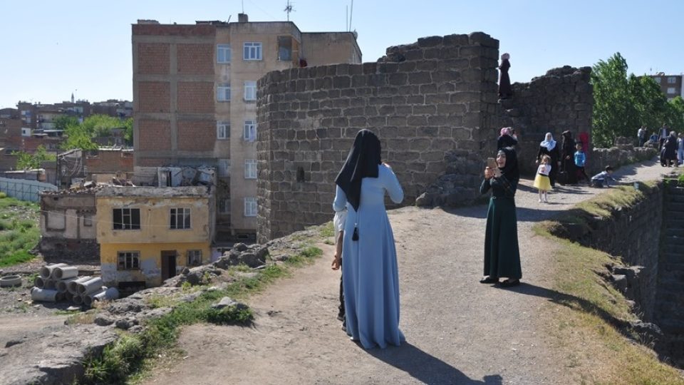 Stopy nedávného konfliktu jsou z městských hradeb v Diyarbakiru dobře patrné
