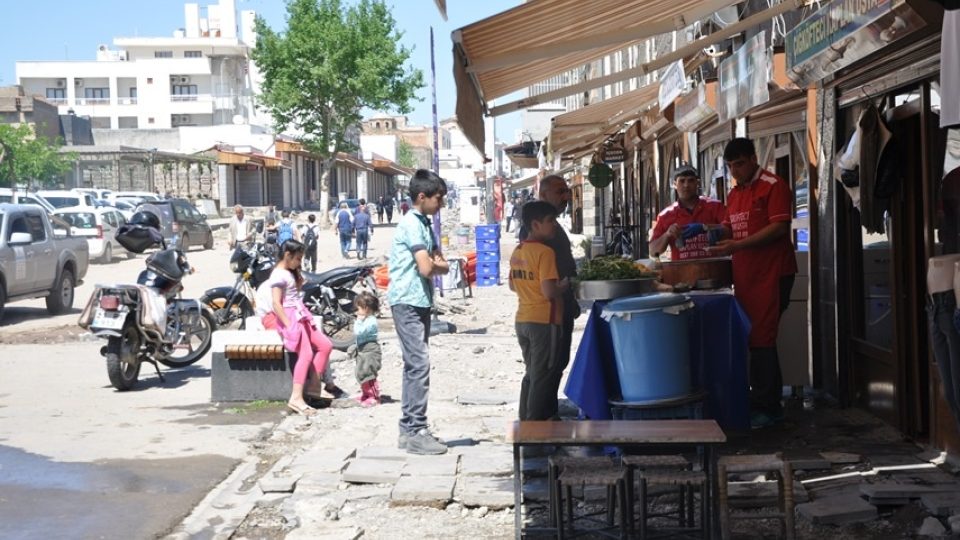 Obyvatelé Diyarbakir pociťují nejistotu. Konflikt mezi tureckou vládou a kurdskými povstalci může opět ze dne na den změnit jejich životy