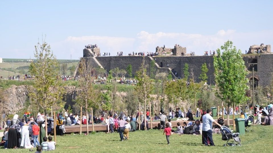 Nedělní dopoledne u městských hradeb v Diyarbakiru