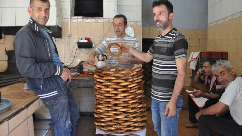 Prodavači tradičních preclíků v tureckém Diyarbakiru