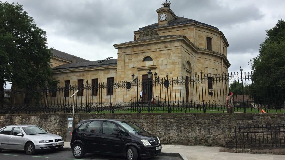 Casa de Juntas - Biskajský parlament kobercovému náletu odolal