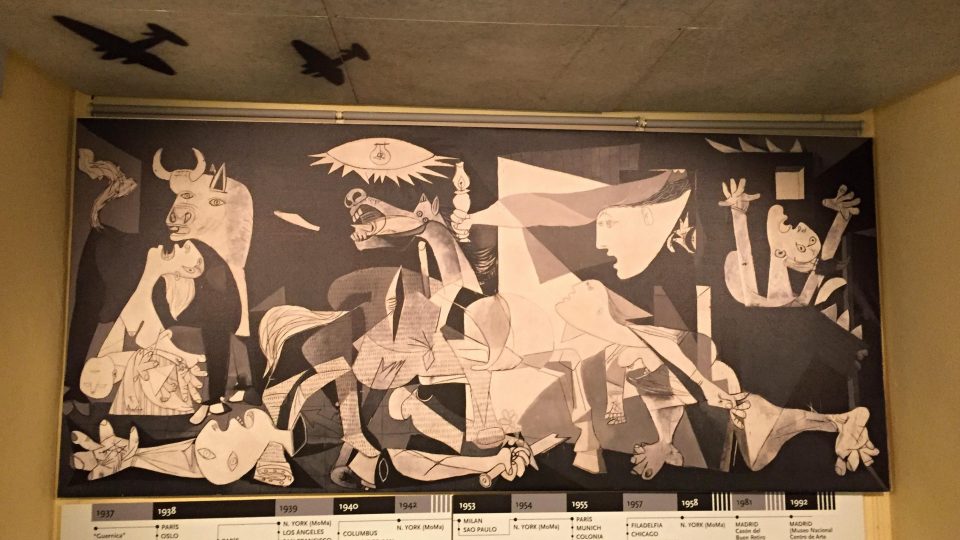 Replika Picassovy Guernicy v Muzeu míru. Slavný obraz se stal symbolem ničivé síly války