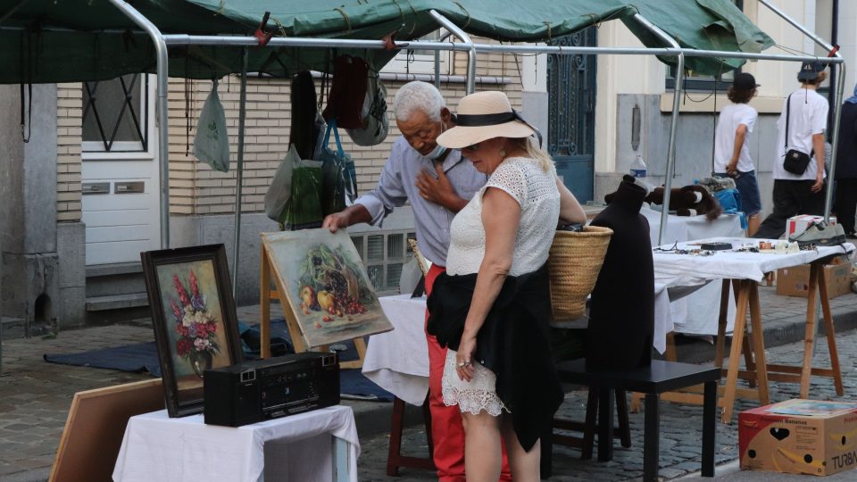 Můj doprovod blešáky nemá rád, tak jsem si vzala jen malou tašku, směje se dáma v klobouku