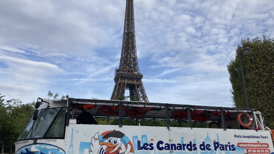 Obojživelný autobus při prohlídce Paříže pod Eiffelovou věží