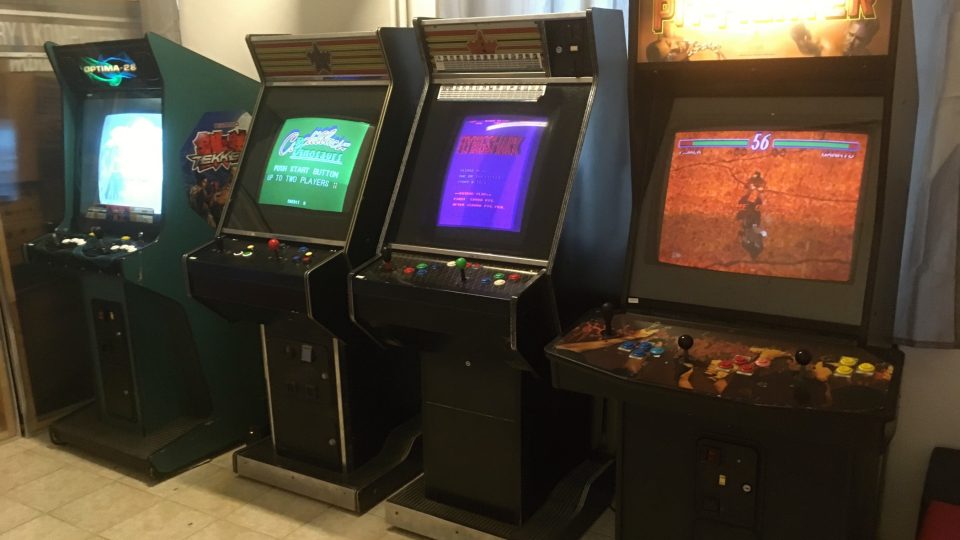 Vedle stolních počítačů mají v muzeu elektronických her i velké herní sety