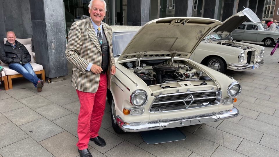 Elegantní béžové limuzíně je už šedesát let, ale motor naskočí hned napoprvé, směje se Johannes Hübner