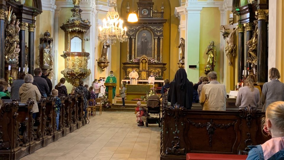 Farnost zavedla na bohoslužby v kostele sv. Jakuba v Červeném Kostelci znovu systém rezervací