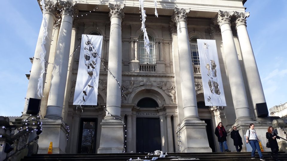 Průčelí londýnské galerie Tate Britain teď vypadá jako vchod do nějakého vyplaveného postapokalyptického chrámu