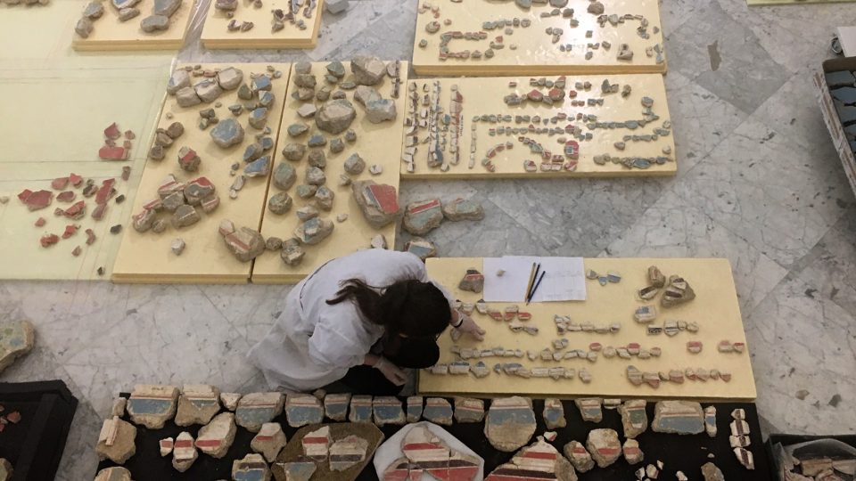 Práce restaurátor při sestavování starověkých římských lázní připomíná skládání z lega