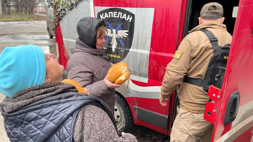 Humanitární pomoc rozvážíme v pancéřovaném voze pro přepravu peněz (Bachmut, Doněcká oblast. Listopad 2022)