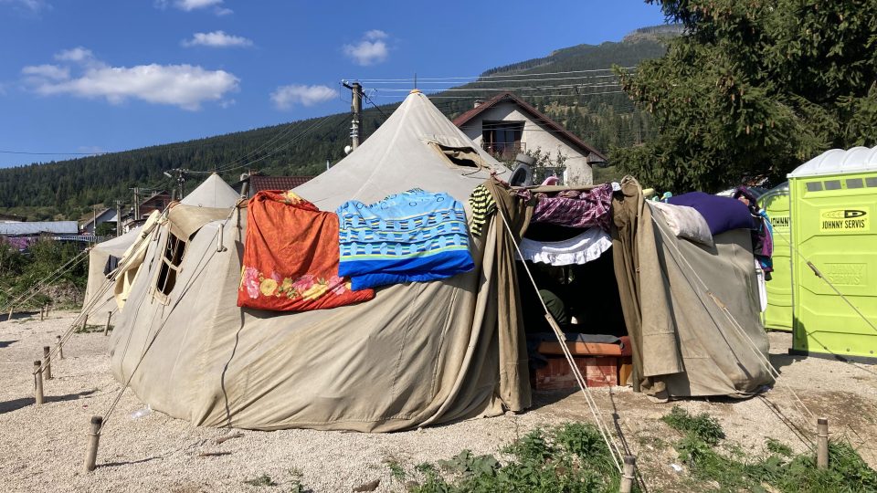 Ve slovenské vesnici Telgárt pod Nízkými Tatrami vyhořela v červenci 2023 část romské osady. Její obyvatelé žijí od té doby ve stanech