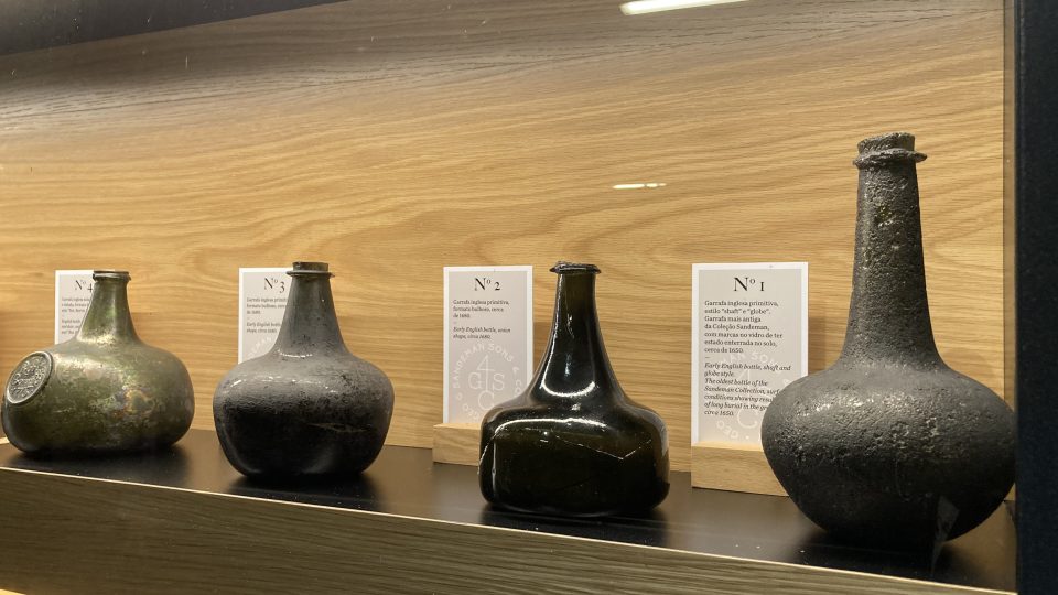 Sbírka prvních lahví portského Sandeman; vymysleli je proto, aby měl zákazník jistotu, že pije skutečně Sandemana a ne jiné víno ze sudu