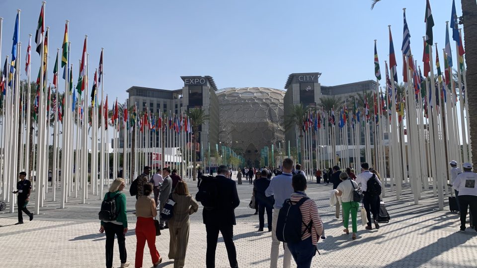 Prostranství na výstavišti v Dubaji v době konání COP28 zdobily vlajky všech účastnických zemí