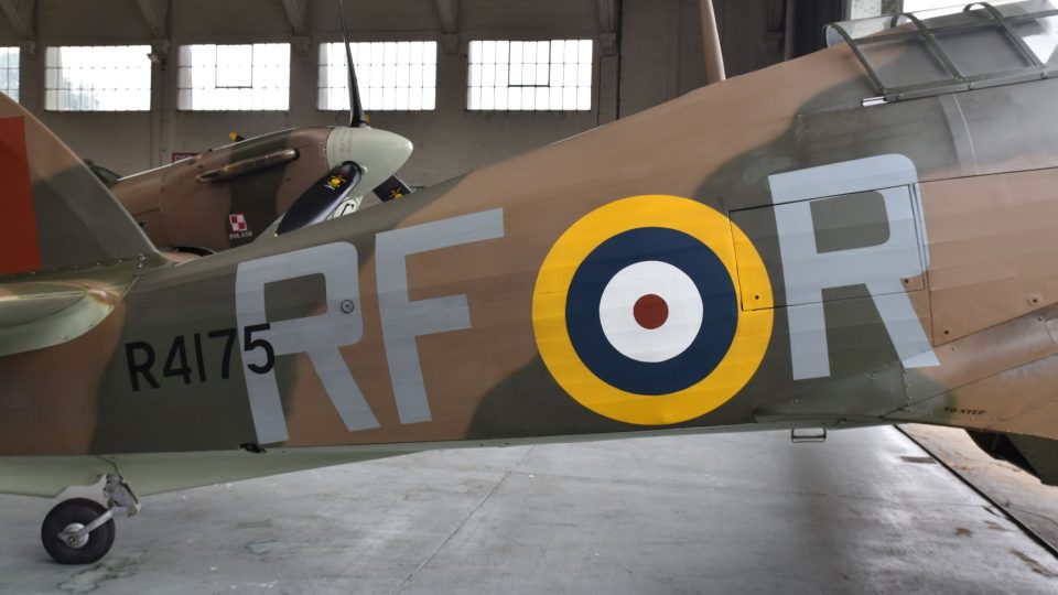 Velká písmena RF-R označují 303. stíhací letku, pro niž létal i pilot Josef František