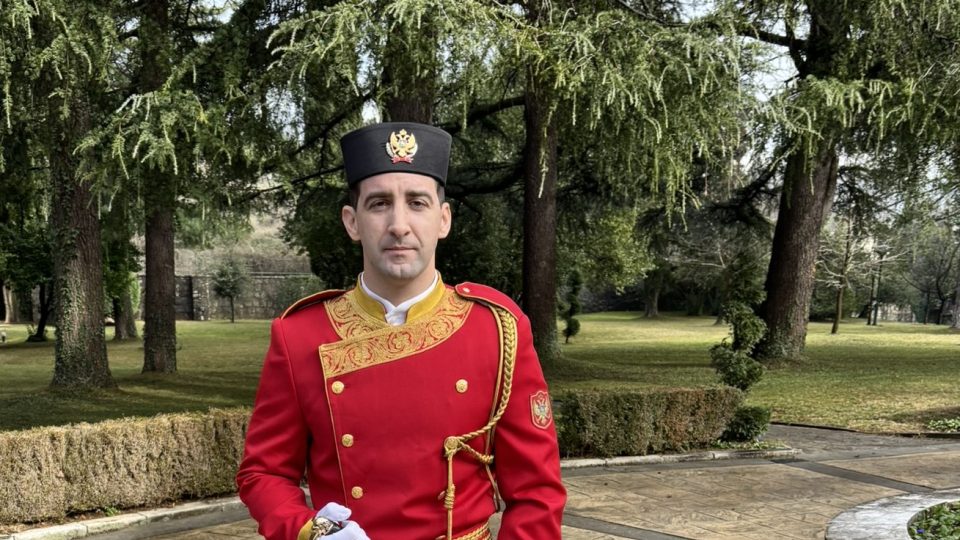 Důstojník Nikola Popović v tradiční uniformě | foto: Bára Vránová, Český rozhlas Důstojník Nikola Popović v tradiční uniformě