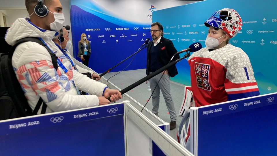 Sportovní komentátor Radiožurnálu Mikuláš Jáša zpovídá české hokejistky po prohraném zápase s Dánskem