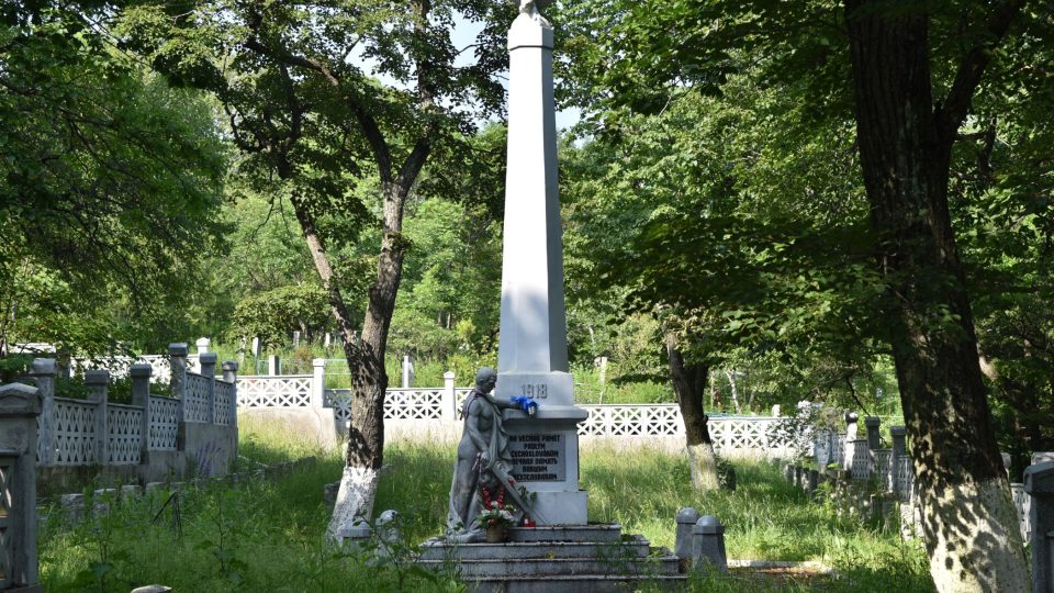 Památník československým legionářům na Mořském hřbitově ve Vladivostoku