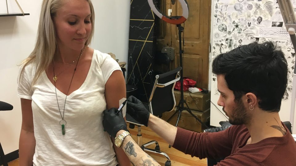 Alessandro Capozzi při práci na Juliině tetování