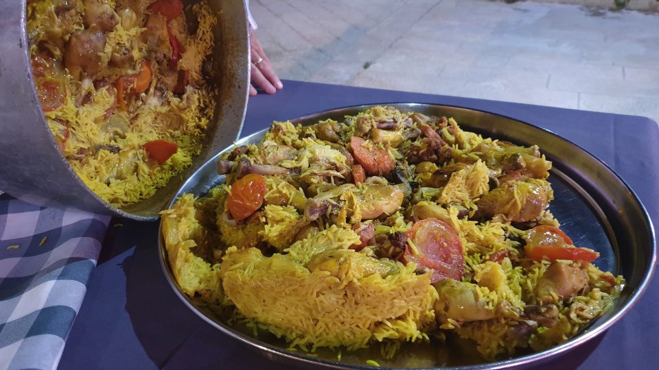 Typické blízkovýchodní arabské jídlo maklúbe je jakýsi pečený eintopf. Sestává z kořeněné rýže, kusů masa, zeleniny a plátků baklažánu