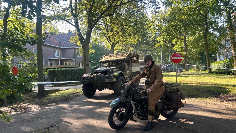 Stovky nadšenců do vojenské historie putovaly v druhé půlce září po několik dní v dlouhé vojenské koloně historických tanků či džípů ze severu Belgie do Nizozemska