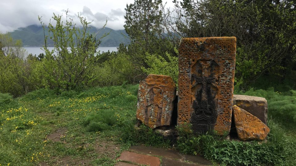 Náhrobní stély připomínají staletou křesťanskou historii Arménie
