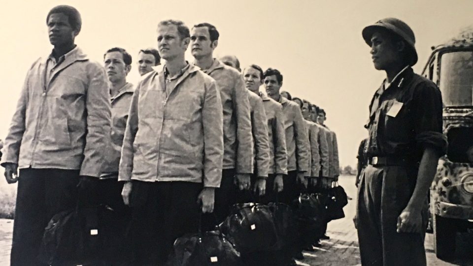 Skupina posledních amerických vězňů z Hoa Lo odlétá 29.3.1973 z Vietnamu domů.jpg