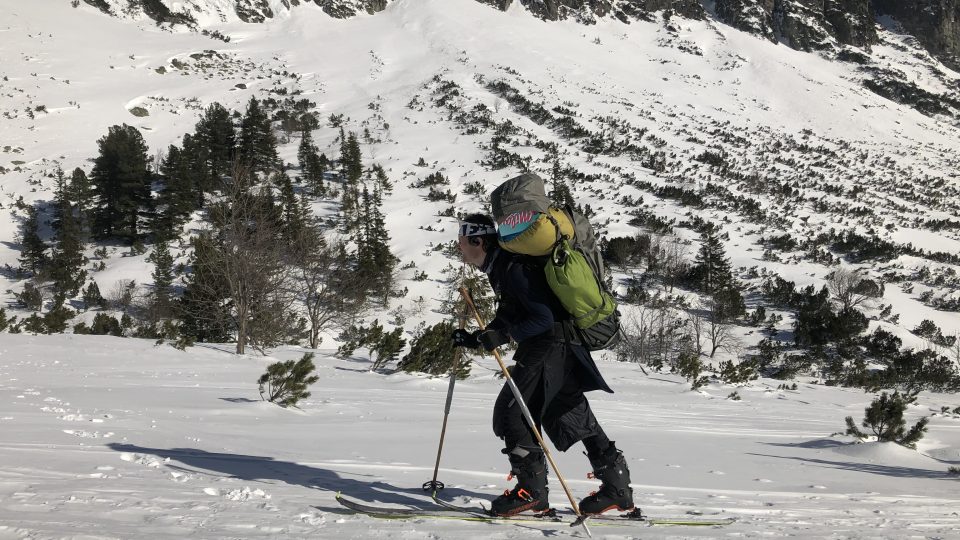 V zimě se má chodit na lyžích, tvrdí Štefan Bačkor. Jiní nosiči jdou radši po svých