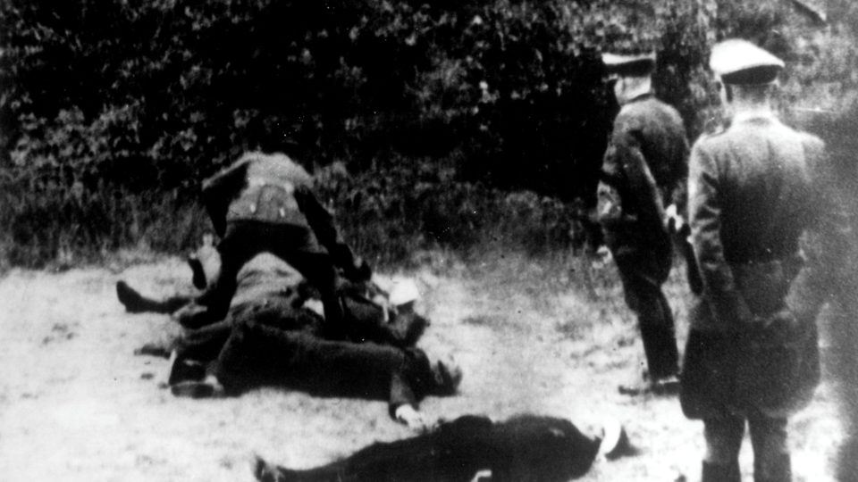 Poprava deseti českých vlastenců v Lubech u Klatov 22. června 1942. Stovky dalších byly tehdy vražděny i mimo území protektorátu v koncentračních táborech, káznicích a věznicích