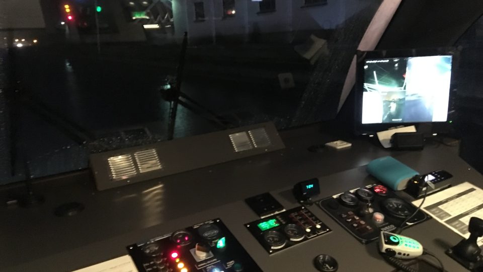 Přístrojová deska lodi Majest'in je plná páček a tlačítek. Výhled kapitánovi zajišťují kamery umístěné na bocích lodi