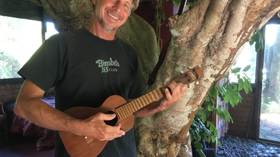 Jako správný Havajec hraje Erik Kučera i na ukulele