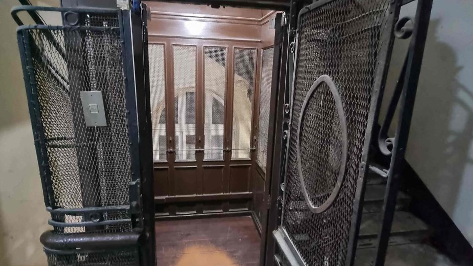 Stoletý výtah zákazníka vyveze do prvního patra káhirského koloniálního činžáku, kde je knihkupectví a ateliér