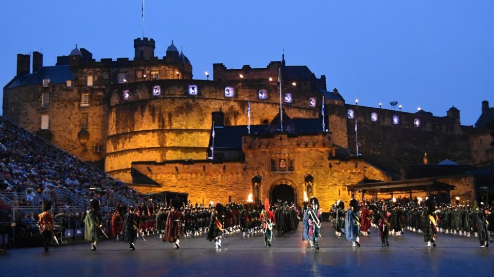 Skotští dudáci před edinburghským hradem na festivalu Military Tattoo.