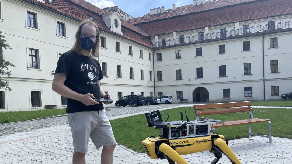 Doktorand Tomáš Rouček a robot Spot