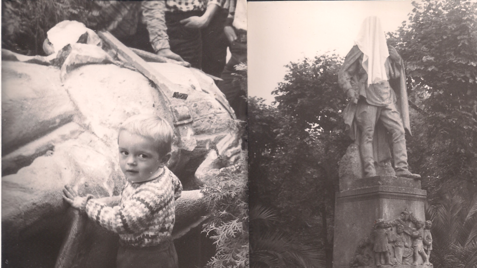 Park u Alžbětiných lázní v roce 1968. Lidé zahalili sochu ruského vojáka před hlavní poštou