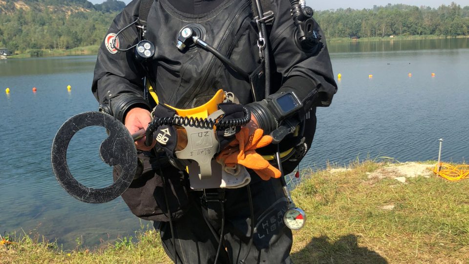 Potápěč předmět předá pyrotechnikům, kteří zhodnotí, zda je schopen přepravy