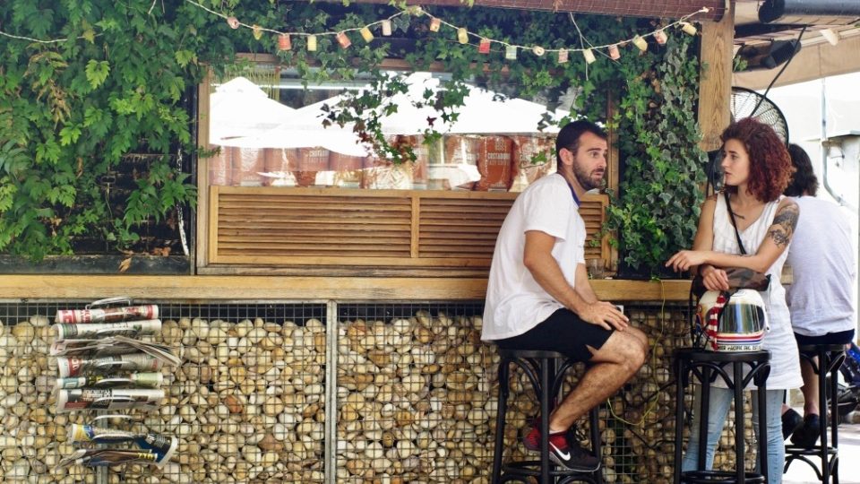 Posedět, popovídat a sledovat přitom pouliční cvrkot, to patří k tradičnímu všednodennímu programu obyvatel Tel Avivu
