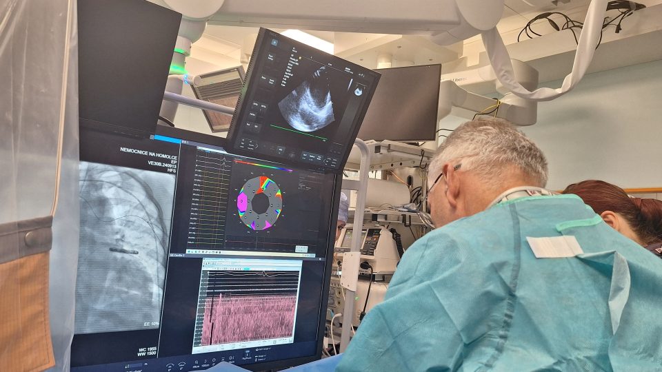 Kardiolog Petr Neužil během zákroku v Nemocnici na Homolce | foto: Andrea Skalická, Český rozhlas Kardiolog Petr Neužil během zákroku v Nemocnici na Homolce